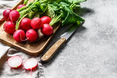 Tahta bir kasede taze kırmızı turplar. Çiftlik organik sebzeler. Gri arka plan. Üst Manzara. Metin için boşluk