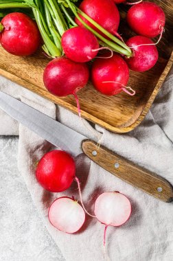 Tahta bir kasede taze kırmızı turplar. Çiftlik organik sebzeler. Gri arka plan. Üst görünüm