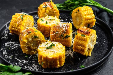 Maydanozlu ve rendelenmiş koçanlı mısır. Siyah arka plan. Üst görünüm