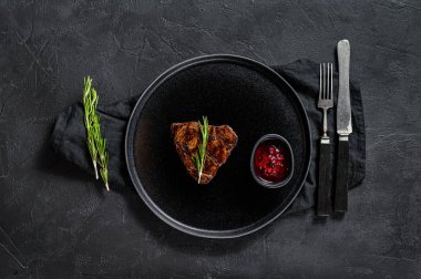 Izgara fileminyon biftek. Sığır filetosu. Siyah arka plan. Üst Manzara. Metin için boşluk