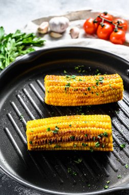 Kırmızı biber, tuz ve kişniş ile ızgara mısır. Gri arka plan. Üst görünüm