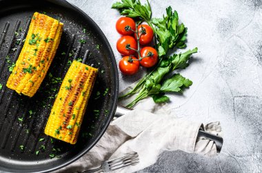 Kırmızı biber, tuz ve kişniş ile ızgara mısır. Gri arka plan. Üst Manzara. Metin için boşluk