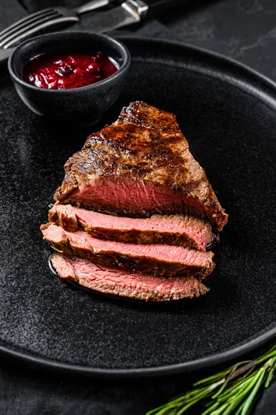 Nakrájený grilovaný filet Mignon steak. Hovězí svíčková. Černé pozadí. Horní pohled — Stock fotografie