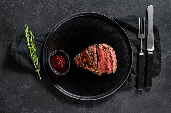 Nakrájený grilovaný filet Mignon steak. Hovězí svíčková. Černé pozadí. Horní pohled — Stock fotografie