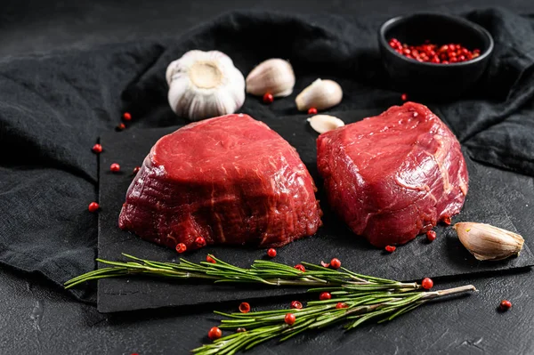 Filet de steaks crus Mignon préparé pour la cuisson. Filet de boeuf. Fond noir. Vue du dessus — Photo