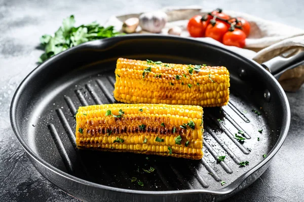 Grilled sweet corn with paprika, salt and cilantro. Gray background. Top view — Stock Photo, Image