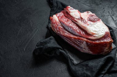 Siyah arka planda kemikli çiğ et. Üst görünüm
