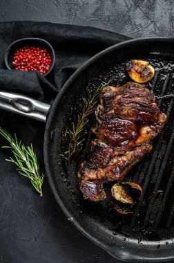 Izgara tepsisinde biftek. Biftek. Siyah arkaplan