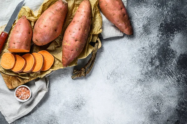 Raw yam, batatas organik. Sayuran pertanian. Latar belakang abu abu. Ruang untuk teks — Stok Foto