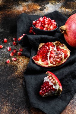 Taze, olgun nar. Organik meyve. Siyah arka plan. Üst görünüm