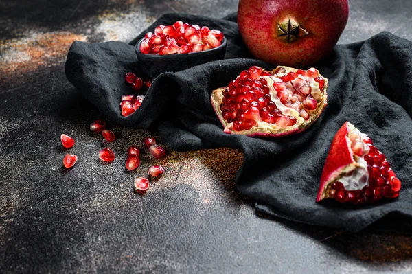 Rode, rijpe granaatappel. Biologisch fruit. Zwarte achtergrond. Bovenaanzicht. Ruimte voor tekst — Stockfoto