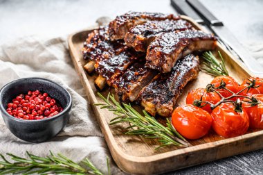 Kızarmış ızgara domuz pirzolası. Izgara et. Gri arka plan. Üst görünüm