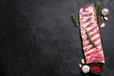 Taze çiğ domuz pirzolası. Siyah arka plan. Üst Manzara. Metin için boşluk