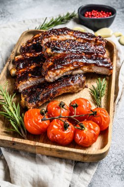 Kızarmış ızgara domuz pirzolası. Izgara et. Gri arka plan. Üst görünüm