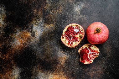 Olgun nar meyvesi. Siyah arka plan. Üst Manzara. Metin için boşluk