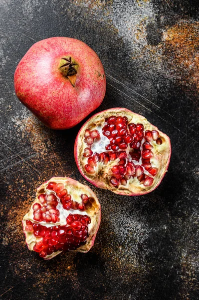 Verse rijpe granaatappel. Biologisch fruit. Zwarte achtergrond. Bovenaanzicht — Stockfoto