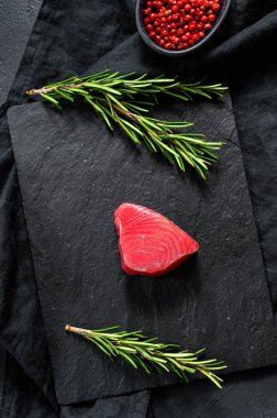 Çiğ kırmızı ton balığı bifteği. Siyah arka plan. Üst görünüm