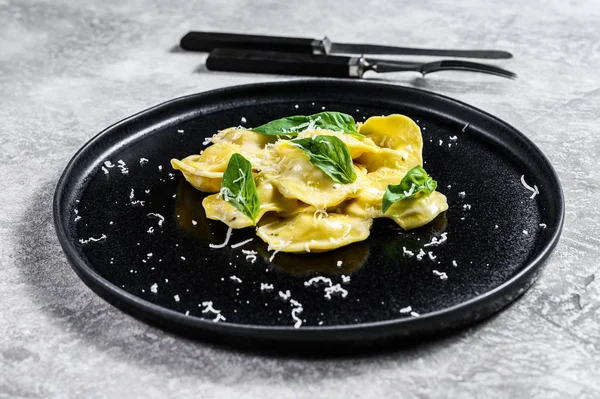 Macarrão ravioli italiano com queijo e manjericão. Fundo cinzento. Vista superior — Fotografia de Stock