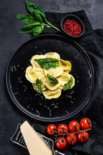 Pasta italiana de ravioles con queso y albahaca. Fondo negro. Vista superior —  Fotos de Stock
