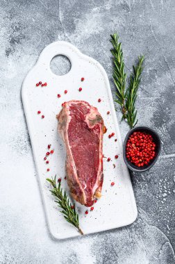 Kemikle kesilmiş taze et. Mermer et. Gri arka plan. Üst görünüm
