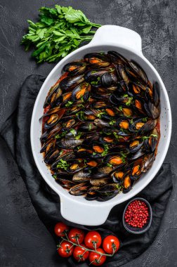 Maydanozlu ve otlu domates soslu midyeler. Siyah arka plan. Üst görünüm