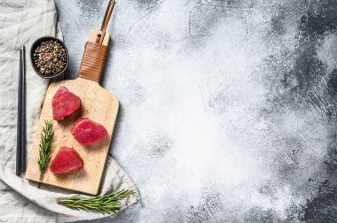 Çiğ kırmızı ton balığı bifteği. Gri arka plan. Üst Manzara. Metin için boşluk