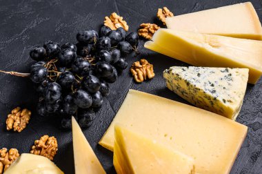 Cevizli ve üzümlü peynirin farklı türleri. Siyah arka plan. Üst görünüm