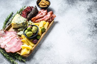 Jambon, prosciutto, salam, mavi peynir, mozarella ve zeytinli Antipasto tabağı. Gri arka plan. Üst Manzara. Metin için boşluk