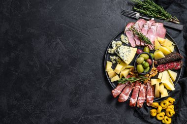 Prosciutto, jambon, peynir ve zeytinli tipik İtalyan antipasto. Siyah arka plan. Üst Manzara. Metin için boşluk