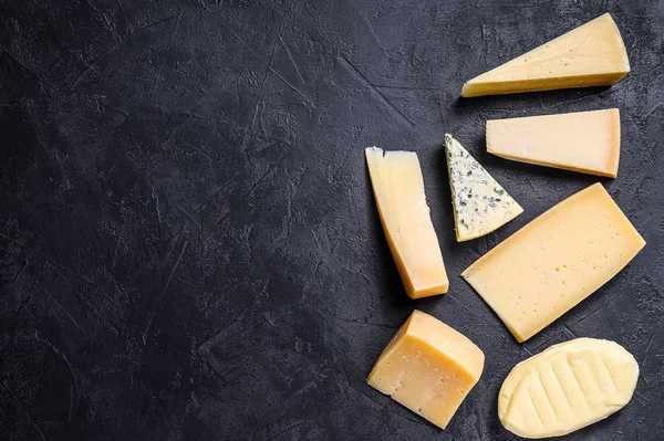 Verschiedene Arten von köstlichem Käse. Schwarzer Hintergrund. Ansicht von oben. Raum für Text — Stockfoto