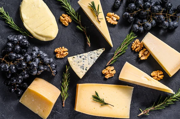 Fundo bonito com diferentes tipos de deliciosos queijos, nozes e uvas. Vista superior — Fotografia de Stock