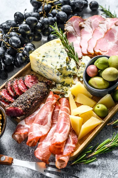 Italienische Vorspeisen oder Antipasti Set gemischte Delikatessen aus Käse und Fleisch Snacks. grauer Hintergrund. Ansicht von oben — Stockfoto