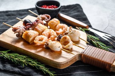 Izgara şiş kebap, deniz ürünleri, karides, ahtapot, kalamar ve mus.