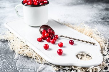 Beyaz kesim tahtasında yabanmersini. Gri arka plan. Üst görünüm