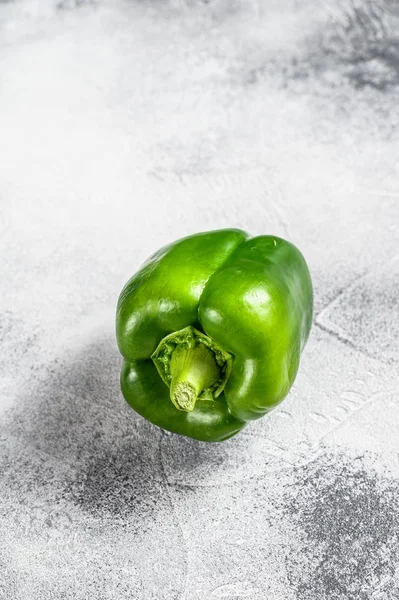 Grön paprika. Grå bakgrund. Högst upp. Plats för text. — Stockfoto