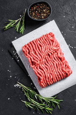 Çiğ domuz kıyması. Siyah arka plan. Üst görünüm
