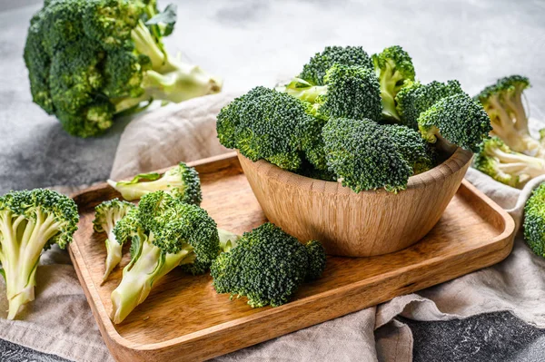 Fresh broccoli in a wooden bowl. Gray background. Top view — Stock Photo, Image