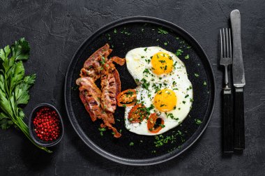 Pastırmalı sahanda yumurta. Otelde Klasik Kahvaltı 'da. Siyah arka plan. Üst görünüm