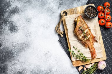 Kızıl deniz levreği ızgarada. Gri arka plan. Üst Manzara. Metin için boşluk