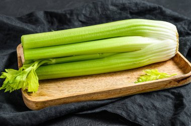 Yapraklı taze kereviz sapı. Siyah arka plan. Üst görünüm