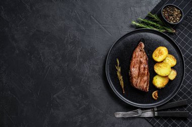 Izgara biftekli sandviç. Siyah arka plan. Üst Manzara. Metin için boşluk.