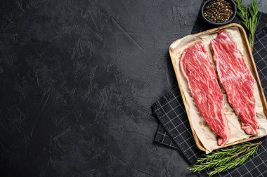 Çiğ biftek var. Misket bifteği fileto. Siyah arka plan. Üst Manzara. Metin için boşluk