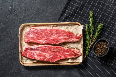 Çiğ biftek var. Misket bifteği fileto. Siyah arka plan. Üst görünüm