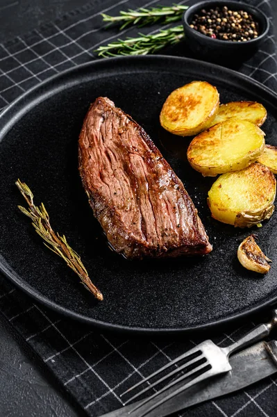 Steak de bœuf mariné grillé. Fond noir. Vue du dessus . — Photo