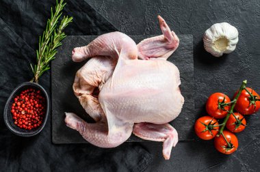 Çiğ lapa, biberiye ve pembe biberli. Siyah arka plan. Üst görünüm