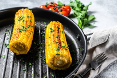 Kırmızı biber, tuz ve kişniş ile ızgara mısır. Gri arka plan. Üst görünüm