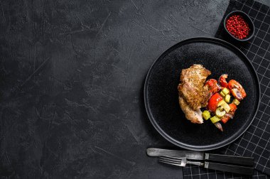 Fırında hindi ve sebze. Siyah arka plan. Üst Manzara. Metin için boşluk