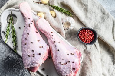 Beyaz kesim tahtasında baharatlı hindi budu. Gri arka plan. Üst görünüm