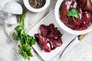 Tabakta çiğ hindi ciğeri. Gri arka plan. Üst görünüm