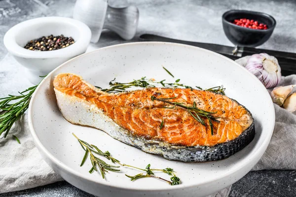 Pečený lososí steak. Zdravé mořské plody. Šedé pozadí. Horní pohled — Stock fotografie